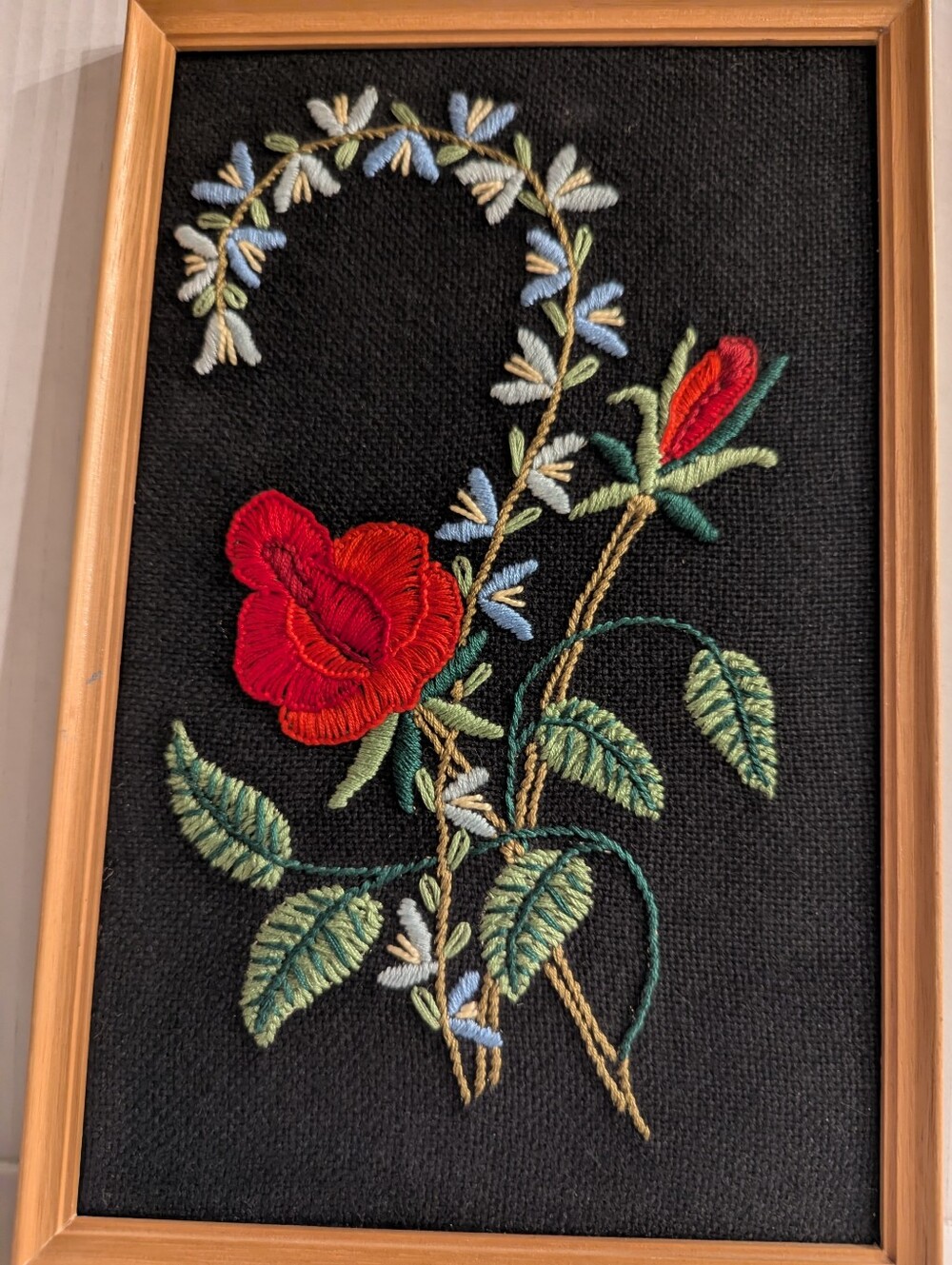 Vintage 1970s Framed Crewel Embroidery Floral Art Boho MCM Black Burlap 12x7 - Picture 3 of 8